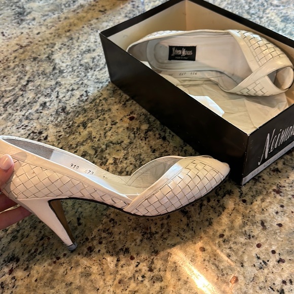 Neiman Marcus heels DAMA white size 7 and a half - Picture 1 of 4